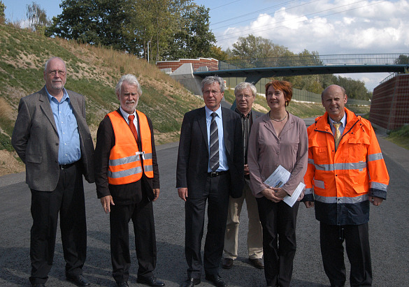 Fototermin auf der fast fertigen B 74n (v.l.n.r.): Wolfgang Dettmer (Beiratssprecher), Heiko Wenke (stellv. Leiter Amt für Straßen und Verkehr), Bürgermeister Jens Böhrnsen, Erik Petersen (Ortsamtsleiter), Bürgermeisterin Karoline Linnert und Jürgen Mitz (Leiter Amt für Straßen und Verkehr)