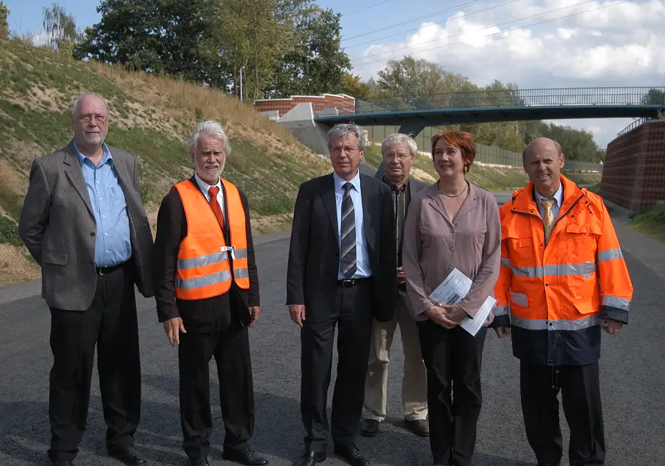 Fototermin auf der fast fertigen B 74n (v.l.n.r.): Wolfgang Dettmer (Beiratssprecher), Heiko Wenke (stellv. Leiter Amt f&uuml;r Stra&szlig;en und Verkehr), B&uuml;rgermeister Jens B&ouml;hrnsen, Erik Petersen (Ortsamtsleiter), B&uuml;rgermeisterin Karoline Linnert und J&uuml;rgen Mitz (Leiter Amt f&uuml;r Stra&szlig;en und Verkehr)