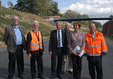 Fototermin auf der fast fertigen B 74n (v.l.n.r.): Wolfgang Dettmer (Beiratssprecher), Heiko Wenke (stellv. Leiter Amt für Straßen und Verkehr), Bürgermeister Jens Böhrnsen, Erik Petersen (Ortsamtsleiter), Bürgermeisterin Karoline Linnert und Jürgen Mitz (Leiter Amt für Straßen und Verkehr)