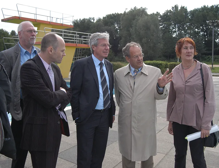 Volker Schlüter (Vorsitzender des Fördervereins, 2.v.r.) erläutert Bürgermeister Böhrnsen, Bürgermeisterin Linnert und Dirk Schumaier (Geschäftsführer Bremer Bäder, 2.v.l.) die Instandshaltungsarbeiten