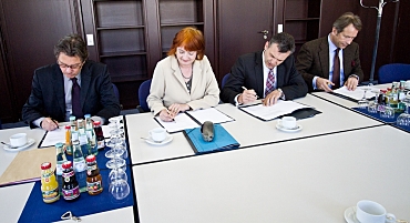 Peter Jacoby, Finanzminister des Saarlandes, Bremens Finanzsenatorin Karoline Linnert, Werner Gatzer, Staatssekretär im Bundesministerium der Finanzen, sowie Berlins Finanzsenator Dr. Ulrich Nußbaum bei der Unterzeichnung der Verwaltungsvereinbarungen