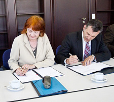 Bürgermeisterin Karoline Linnert und Werner Gatzer, Staatssekretär im Bundesministerium der Finanzen, bei der Unterzeichnung der Verwaltungsvereinbarung