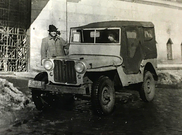 Jeep vor der Hofeinfahrt Röwekamp - Foto: © Staatsarchiv Bremen