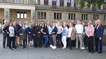 Gruppenfoto der neuen Auszubildenden vor dem Haus des Reichs