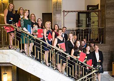 Gruppenfoto der Absolventinnen und Absolventen mit der stellvertretenden Leiterin der Steuerabteilung Claudia Oberdörfer und der Leiterin der Bremer Dienststelle der Norddeutschen Akademie Angela von Wachter