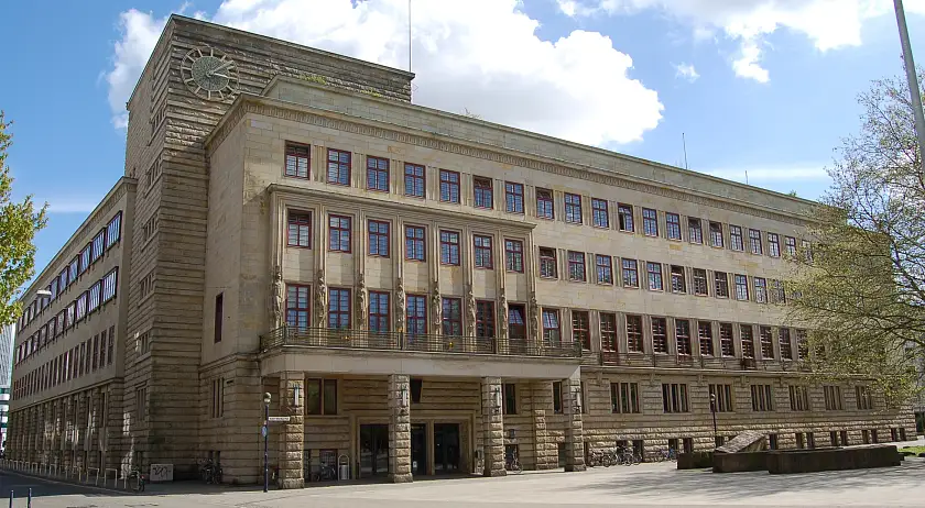 Das Haus des Reichs schräg von vorne