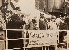 Begrüßung des Schiffes "Gretna Victory", das Liebesgaben des CRALOG bringt, durch Cpt. Jeffs (OMGUS Bremen), Dr. Burke (CRALOG) und Bürgermeister Kaisen im Bremer Überseehafen, März 1948