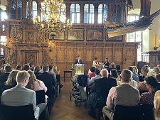 In der oberen Rathaushalle überreichen Herr Bernhard Woitalla und Frau Doktorin Saebetzki den Absolventinnen Ihre Urkunden