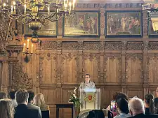 Die Vertreterin des GPR richtet einige Wort an die Absolventinnen