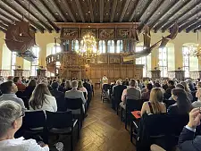 Frau Doktorin Anke Saebetzki spricht den Absolventinnen Ihre Glückwünsche aus