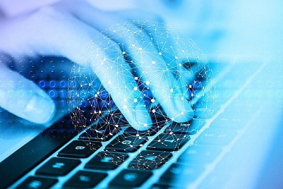 Eine Hand tippt auf einer Tastatur