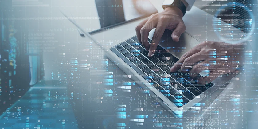 Hände, die auf einer Notebook-Tastatur tippen