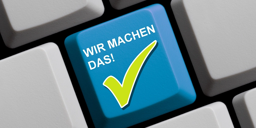 Abbildung einer Tastatur mit grauen Tasten, auf einer einzelnen blauen Taste steht: wir machen das