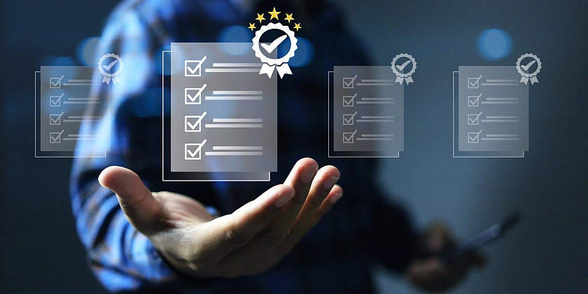 über einer männlichen Hand schweben symbolisierte, abgehakte Checklisten