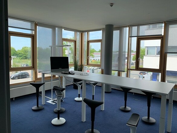 Büroräume Dataport Kiel 2: Langer Tisch mit Barhockern.