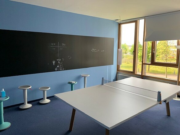 Büroräume Dataport Kiel: Große Tafel und eine Tischtennisplatte. 