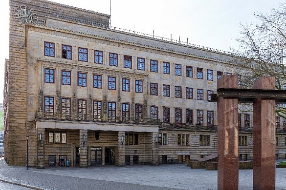 Blick auf den Haupteingang des Haus des Reichs