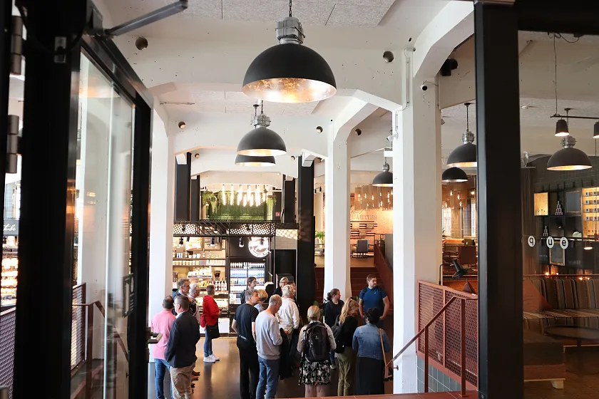 Bäcker mit Zugang zum Hotel