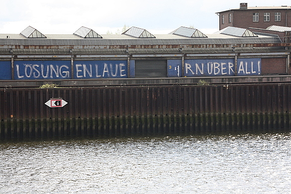 Graffito auf einer Brücke mit dem Schriftzug 