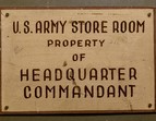 Handgemaltes Schild mit der Aufschrift U.S. Army Store Room property of Headquarter Commandant