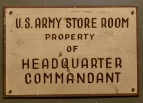 Handgemaltes Schild mit der Aufschrift U.S. Army Store Room property of Headquarter Commandant