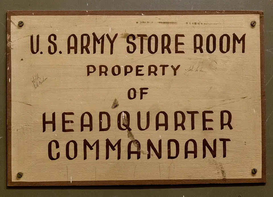 Handgemaltes Schild mit der Aufschrift "U.S. Army Store Room property of Headquarter Commandant"