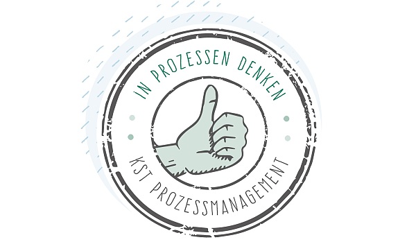 Logo des Prozessmanagement als Stempel mit einer Faust, die einen ausgestreckten Daumen nach oben zeigt 