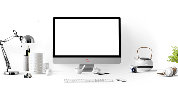 Arbeitsplatz mit Monitor, Tastatur, Stiften und Schreibtischlampe