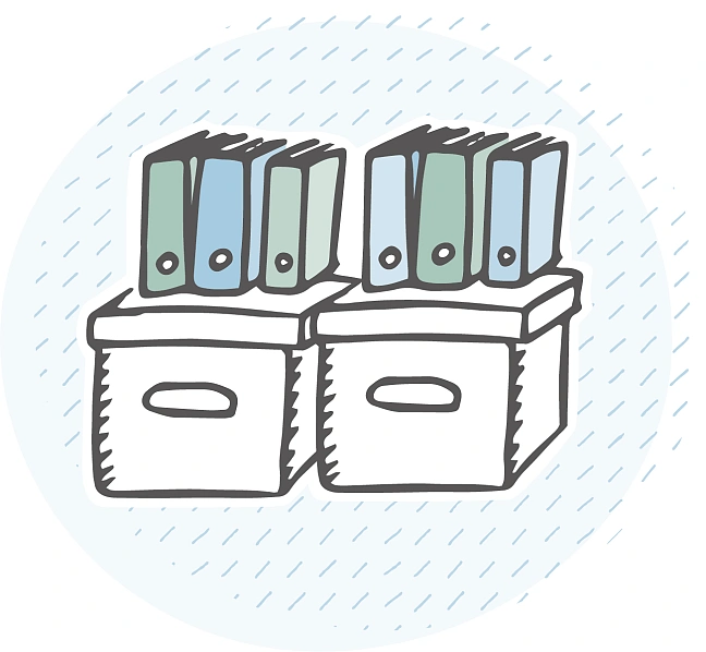 Zwei Kartons mit Deckel stehen nebeneinander. Auf denen stehen jeweils drei Aktenordner.