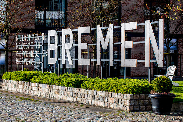 Das Wort Bremen aus einzelnen Buchstaben steht in der Bremer Überseestadt