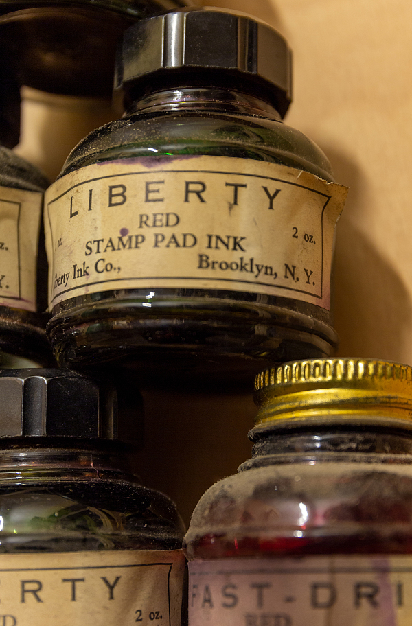 Flasche mit roter Stempeltinte der Marke LIBERTY