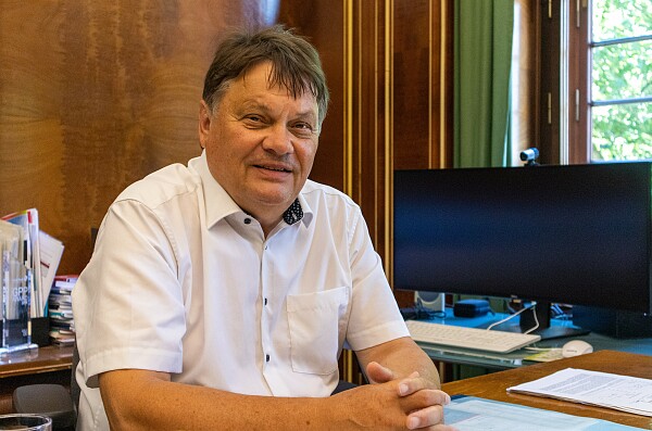 Senator Dietmar Strehl am Schreibtisch