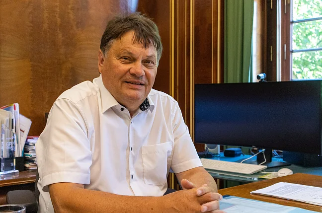 Senator Dietmar Strehl am Schreibtisch