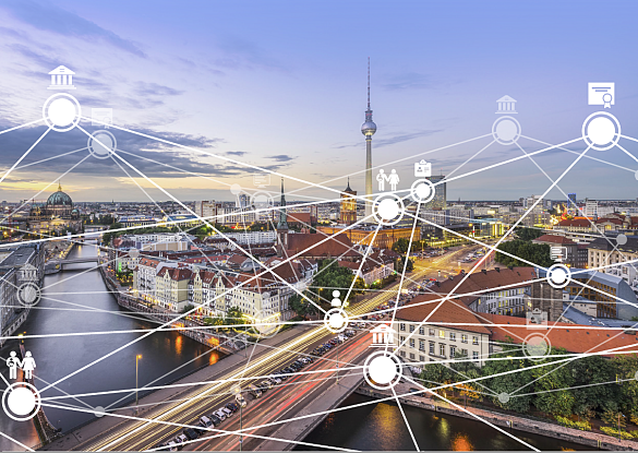 Luftbild von Berlin, darüber liegen symbolisch vernetzte Strukturen