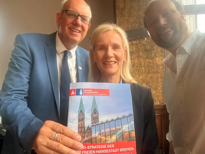 Bürgermeister Dr. Bovenschulte, Rektorin der Uni Bremen Prof. Dr. Günther und Prof. Dr. Dr. Niehaves halten den Ausdruck der KI-Strategie in den Händen