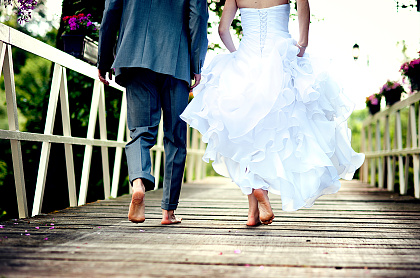 Ein Ehepaar läuft auf einem Holzsteg.