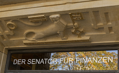 Schriftzug am Eingangsbereich des Haus des Reichs: Der Senator für Finanzen
