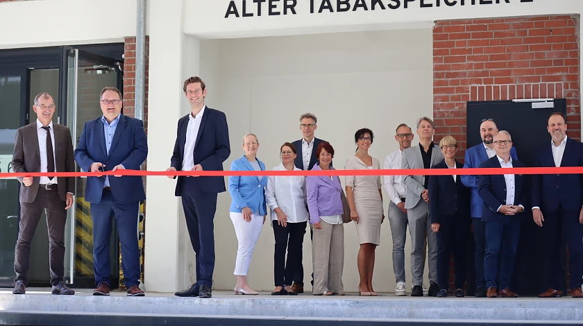 von links nach rechts: Dr. Johann Bizer, Björn Fecker, Marcel Linnemann; Im Hintergrund Dr. Martin Hagen und Carola Heilemann-Jeschke mit weiteren Personen