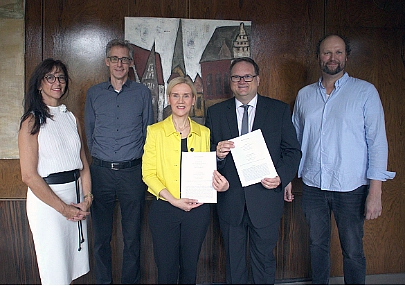 Von links nach rechts: Carola Heilemann-Jeschke, Dr. Martin Hagen, Prof. Dr. Jutta Günther, Finanzsenator Björn Fecker, Prof. Dr. Dr. Björn Niehaves