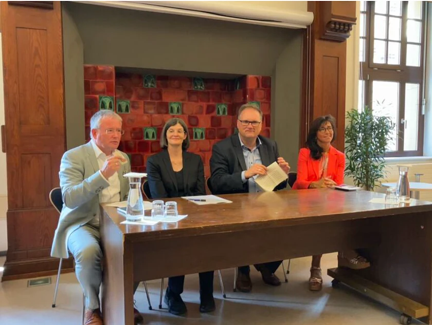 Dr. Stephan Klein, Lucia Werder, Senator Björn Fecker, Carola Heilemann-Jeschke sitzen bei der Presseinformation am Tisch in der Stadtbibliothek