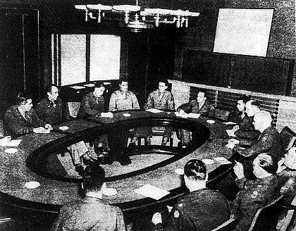 Sitzung des Bremen Port Command im Konferenzraum (heute Raum 213) im Juli 1945. Der Konferenztisch aus dem Jahr 1930 ist nicht mehr vorhanden.
Foto: © Staatsarchiv