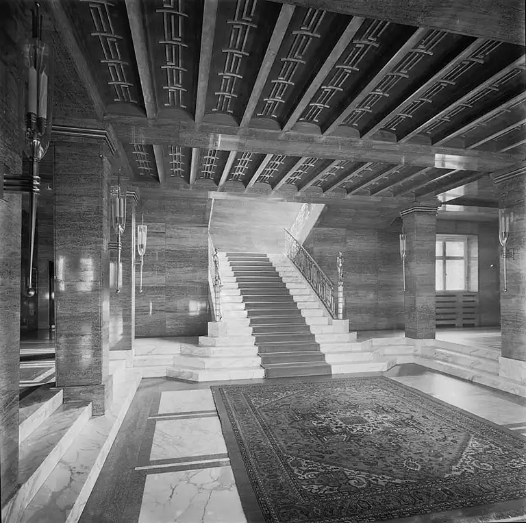 Blick in die Eingangshalle und auf die Freitreppe